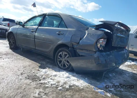 2004 Toyota Camry Le V6 z USA, uszkodzony, nr VIN 4T1BF32K44U575476